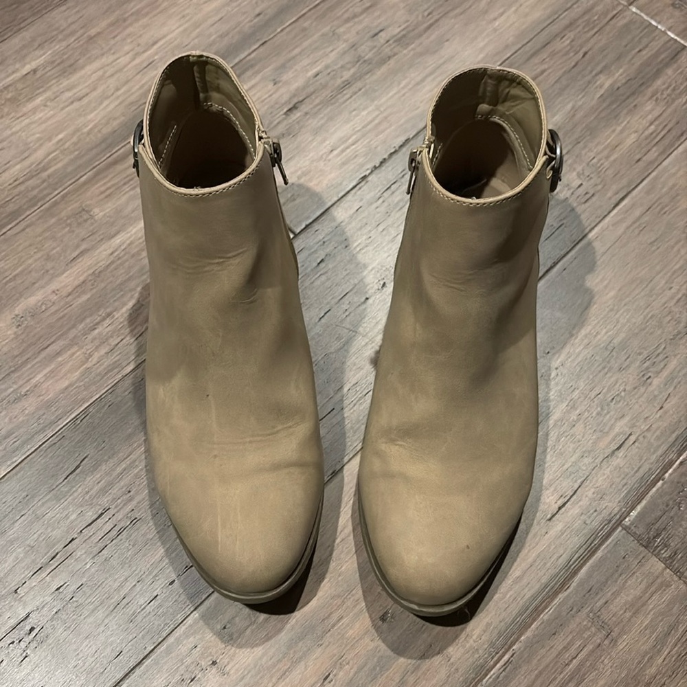 Women’s 9 St John’s Bay boots